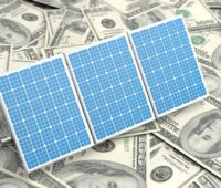 Im Bild Dollarscheine und ein Photovoltaik-Modul als Symbol für das Solaredge Geschäftsergebnis 2023.