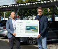 Paul Ablinger (Geschäftsführer Sunport) und Bayerns Wissenschaftsminister Markus Blume vor den Photovoltaik-Carports in Wörth.