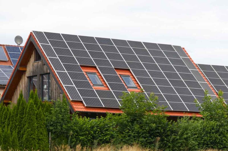Dach eines Einfamilienhauses, fast voll belegt mit Photovoltaik