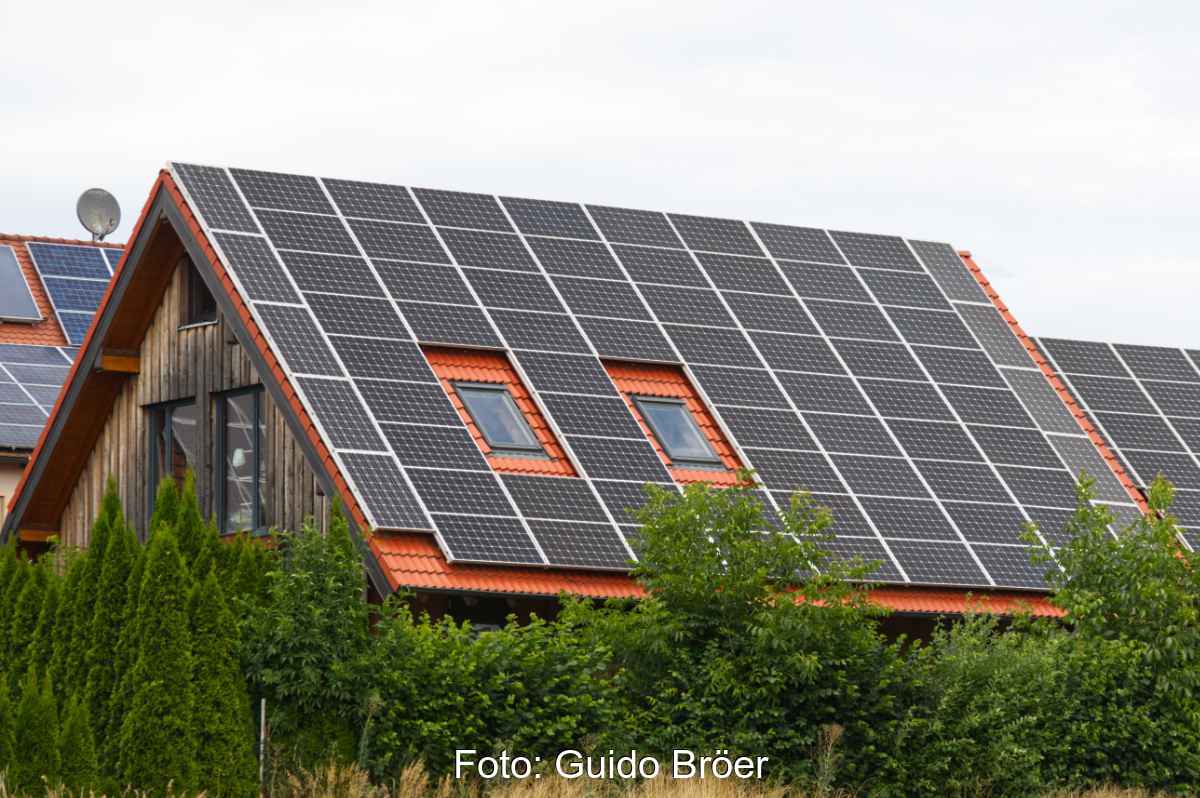 Dach eines Einfamilienhauses, fast voll belegt mit Photovoltaik