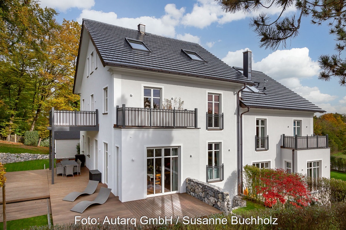 Zu sehen ist ein unspektakuläres Haus, eingedeckt mit dem Photovoltaik-Dachziegel von Autarq.