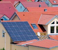 Photovotaik-Anlage auf einem Einfamilienhaus in einer Wohnsiedlung