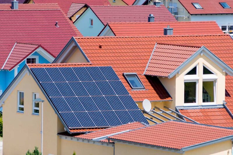 Photovotaik-Anlage auf einem Einfamilienhaus in einer Wohnsiedlung
