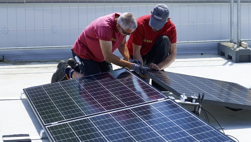 Im Bild zwei Monteure, die eine Photovoltaik-Anlage installieren. Zur Finanzierung solcher Anlagen hat ESS Kempfle die Crowdinvestment-Gesellschaft Energie Invest Schwaben gegründet.