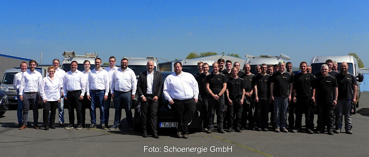 Zu sehen sind die Mitarbeitenden der Trierer Photovoltaik-Firma Schoenergie