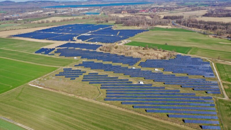 Luftbild einer Freiflächen Photovoltaik-Anlage