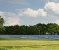 Grafik zeigt eine Photovoltaik-Anlage die in ein Foto aus der Natur montiert ist