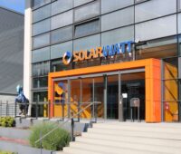 Zu sehen ist der Eingang des Firmensitzes vom Photovoltaik-Hersteller Solarwatt.
