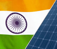 Photovoltaik-Modul vor Flagge von Indien.