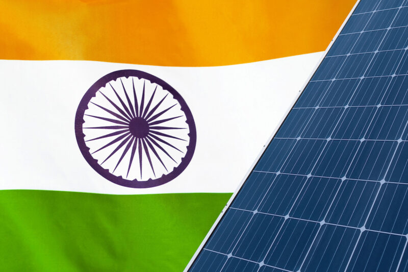 Photovoltaik-Modul vor Flagge von Indien.