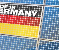 Photovoltaik-Module mit deutscher Flagge.