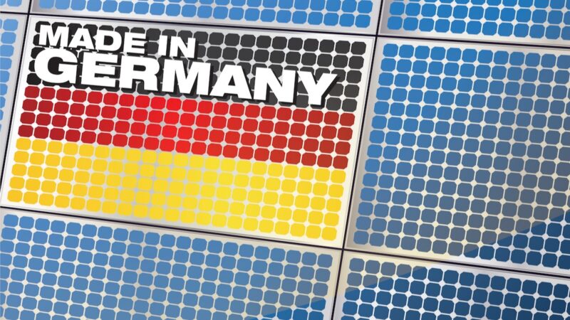 Photovoltaik-Module mit Deutschland-Flagge und "Made in Germany" Schriftzug - Symbol für PV-Produktion in Deutschland