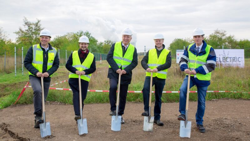 Fünf Männer mit Spaten - Baustart für Photovoltaik-Anlage auf Tagebau-Gelände