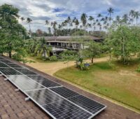 Blick vom Dach des Ressorts auf den Philippinen über die Photovoltaik-Module in die Natur - das Microgrid liefert den Strom.