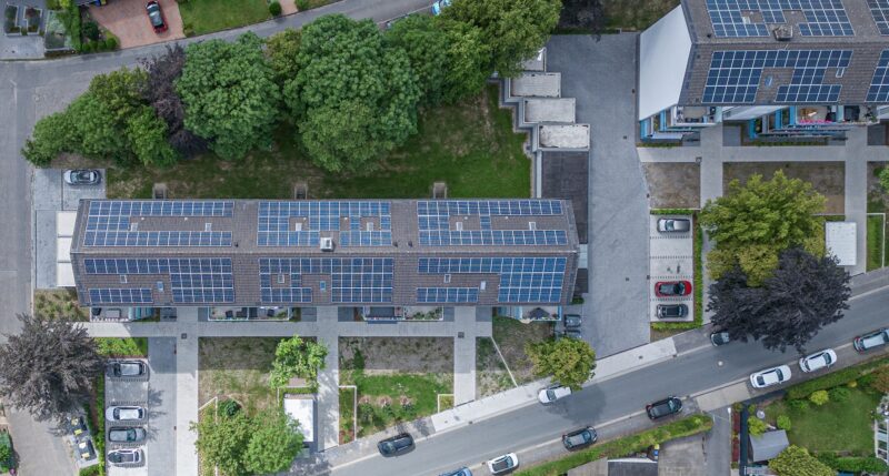 Im Bild ein Quartier in Duisburg-Ungelsheim mit Photovoltaik-Anlagen auf den Dächern, Solaredge und Ampeers Energy wollen Photovoltaik-Mieterstrom voranbringen.