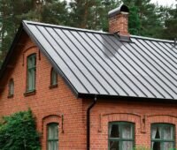Im Bild ein Hausdach mit Photovoltaik-Modulen aus Dünnschichtsolarzellen von Midsummer.