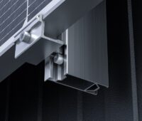 Im Bild ein Solarmodul, das mit dem Photovoltaik-Montagesystem für Sandwichfassaden Compactwall TR von Aerocompact befestigt ist.
