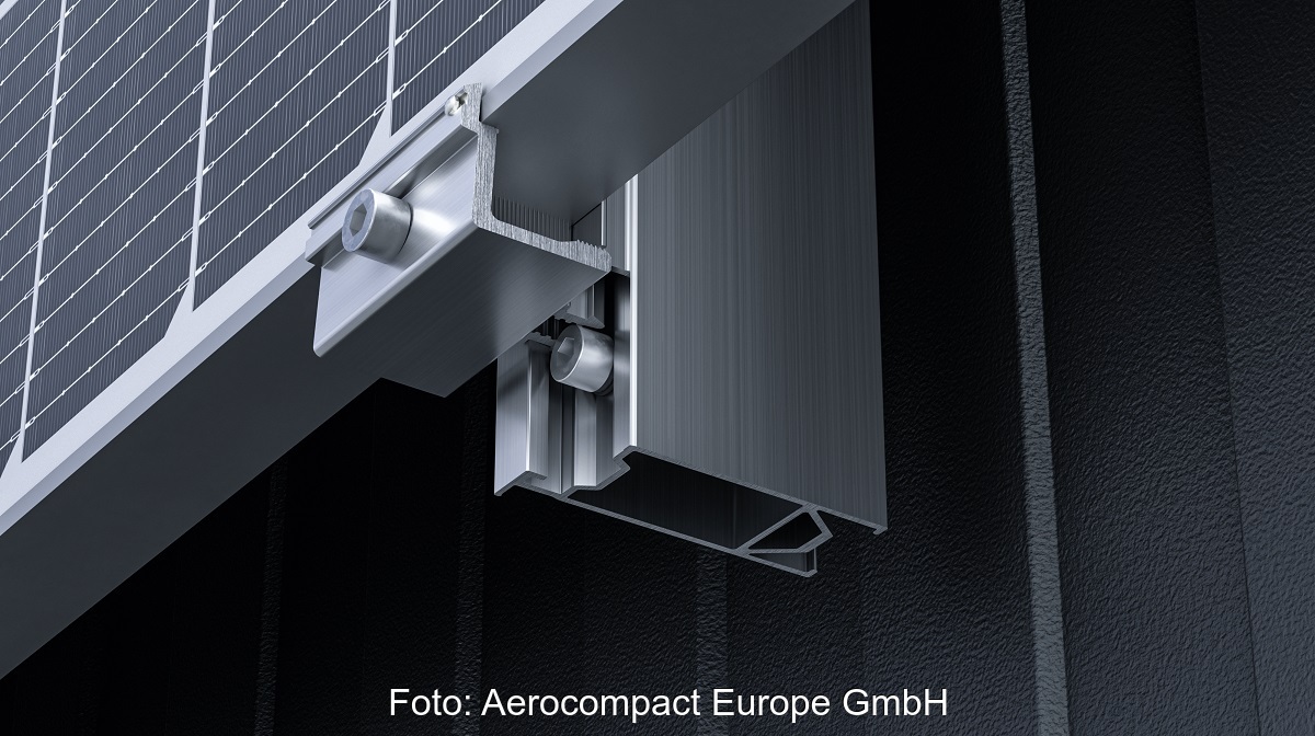 Im Bild ein Solarmodul, das mit dem Photovoltaik-Montagesystem für Sandwichfassaden Compactwall TR von Aerocompact befestigt ist.