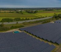 Im Bild ein Photovoltaik-Solarpark. Die Checkliste „Die 10 Gebote der Freiflächen-PV“ soll Kommunen bei der Planung helfen.