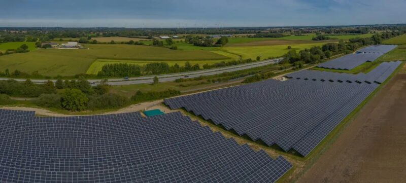 Im Bild ein Photovoltaik-Solarpark. Die Checkliste „Die 10 Gebote der Freiflächen-PV“ soll Kommunen bei der Planung helfen.