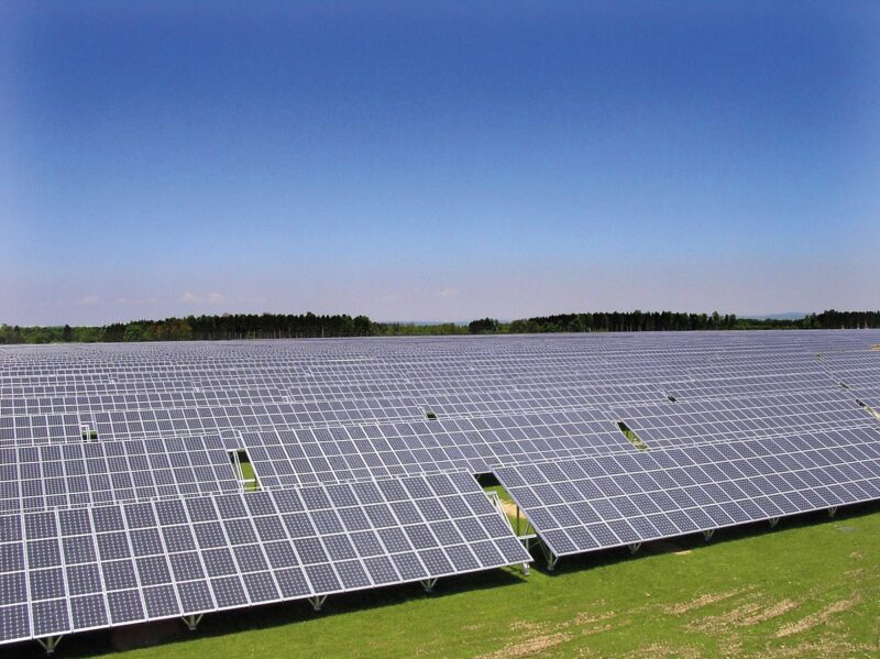 Zu sehen ist ein Photovoltaik-Kraftwerk. Für solche Projekte will die neue Photovoltaik-Produktion in Andalusien passende Module liefern.