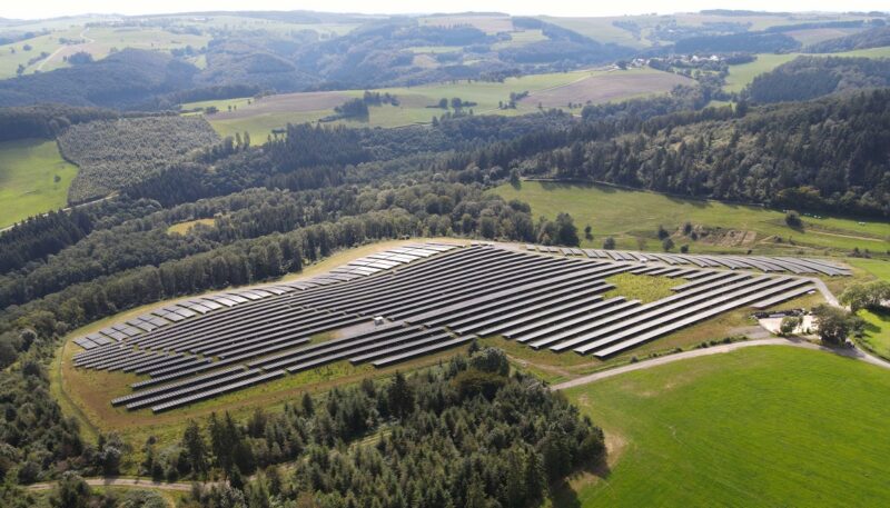 Zu sehen ist ein Solarkraftwerk von WES Green. Der PV-Projektentwickler will den Ausbau von Photovoltaik-Solarparks beschleunigen.