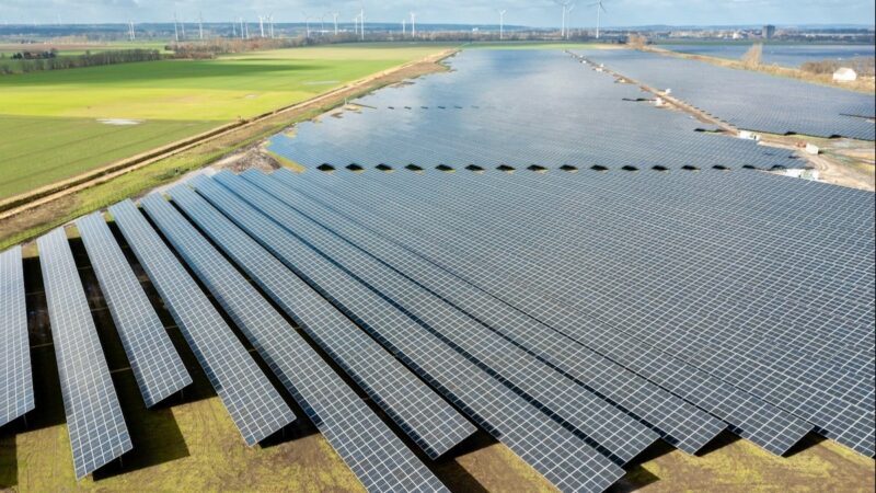 Luftbild einer Photovoltaik-Freiflächenanlage, der Solarpark erstreckt sich bis zum Horizont.