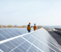 Photovoltaik-Anlage auf Flachdach als Symbol für Solarstrom-Erzeugung auf öffentlichen Gebäuden.