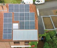 Dachfläche einer Doppelhaushälfte weitgehend voll belegt ohne Abstand zum Nachbarn mit photovoltaik und Solarthermie.