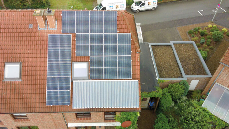 Dachfläche einer Doppelhaushälfte weitgehend voll belegt ohne Abstand zum Nachbarn mit photovoltaik und Solarthermie.