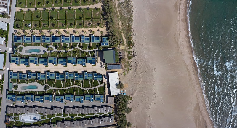 Zu sehen ist eine Ferienanlage in Spanien, die mit Photovoltaik-Anlagen und PV Speichern von der Sonnen GmbH ausgestattet sind.