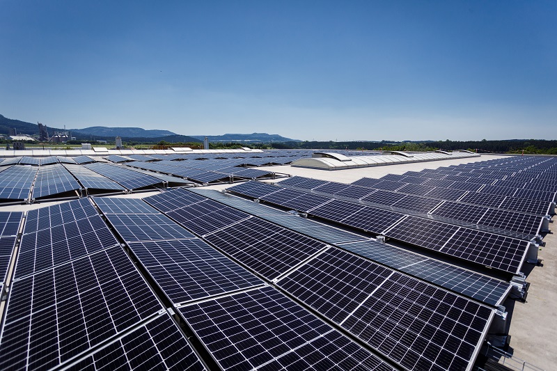 Zu sehen ist eine Auf-Dach-Photovoltaik-Anlage in Ost-West-Ausrichtung. Q Cells und Tesvolt kooperieren bei PV-Speichern im Gewerbe.