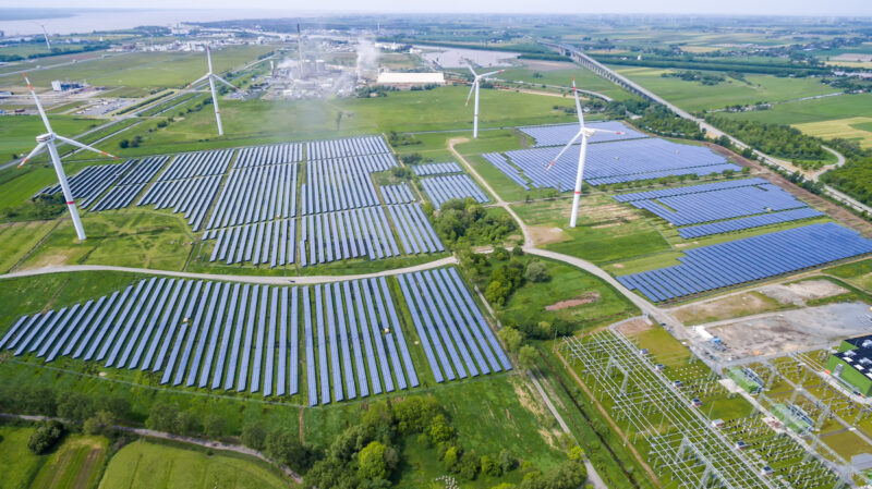 Photovoltaik- und Windenergie-Anlagen