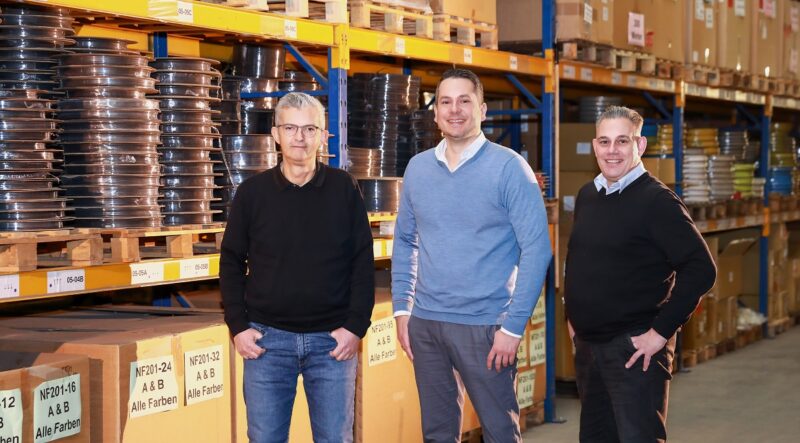 Im Bild Thaddäus Nagy, Geschäftsführer EMC-direct, mit zwei weiteren Führungskräften.