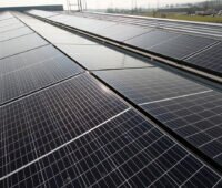 Photovoltaik auf dem Dach einer Gewerbehalle - Module in Ost-West-Ausrichtung mit relativ geringem Neigungswinkel