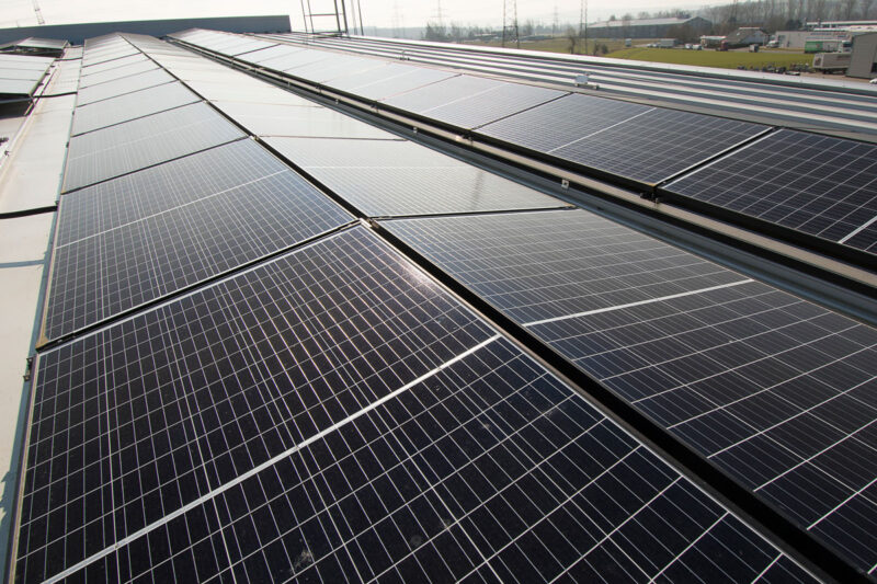 Photovoltaik auf dem Dach einer Gewerbehalle - Module in Ost-West-Ausrichtung mit relativ geringem Neigungswinkel