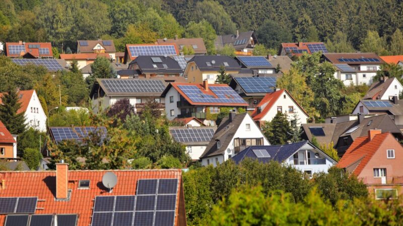 Photovoltaik auf vielen Einfamilienhäusern, Eigenheim