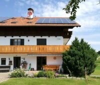 Haus in Bayern mit Photovoltaikanlage und PV-Speicher