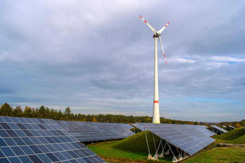 Windkraftanlage hinter einem Solarpark