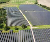 Luftbild von einer Freiflächensolaranlage