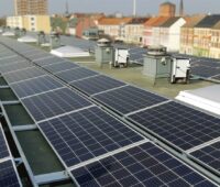 Zu sehen ist ein Mieterstromprojekt. Auch wenn der 52-GW-Solardeckel Geschichte ist, sind Mieterstromprojekte weiterhin schwierig.