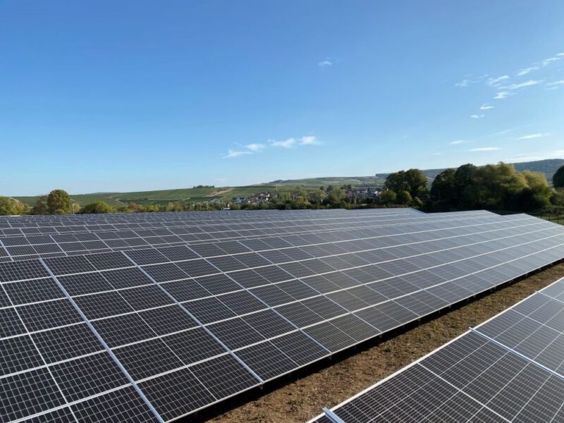 Zu sehen ist ein Photovoltaik-Solarpark in Baden-Württemberg. Die 1.000 Megawatt-Solarkampagne zielt eher auf Gebäude ab.