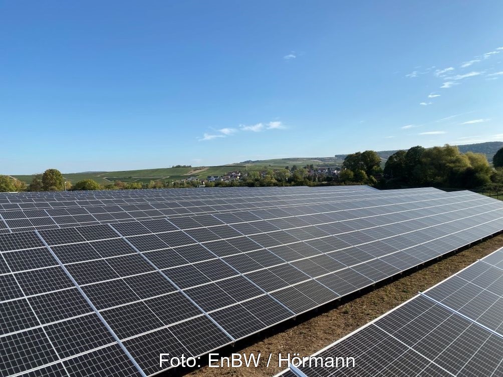 Zu sehen ist ein Photovoltaik-Solarpark in Baden-Württemberg. Die 1.000 Megawatt-Solarkampagne zielt eher auf Gebäude ab.