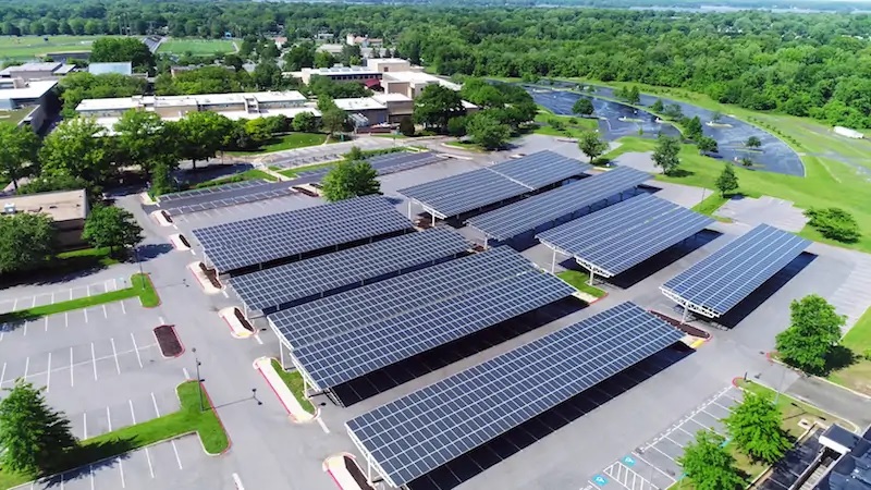 Zu sehen sind eine Photovoltaik-Parkplätze aus der Luft. Um solche Anlagen geht es bei der Konsultation zu besonderen Solaranlagen.