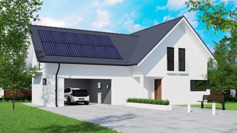 Im Bild ein Haus mit Photovoltaik-Anlage. Enpal bietet Kund:innen eine Direktvermarktungspauschale für Solarstrom an.