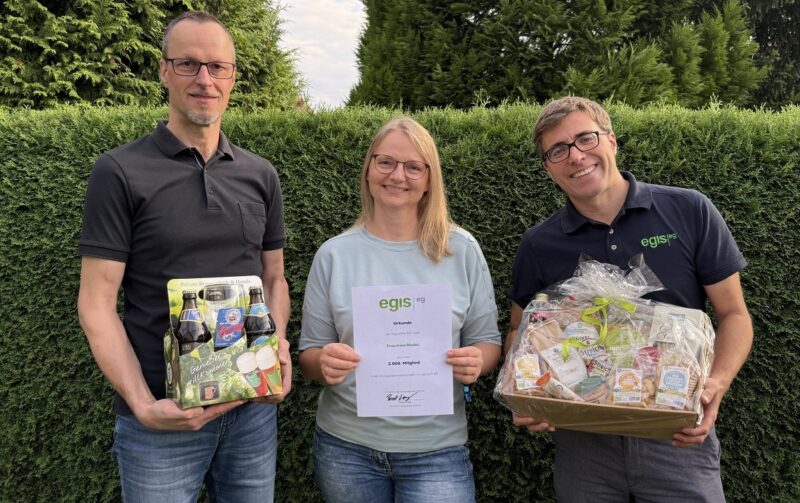 Egis-Vorstandsvorsitzender Pascal Lang und das Ehepaar Riedel, die beiden wurden auf einer Infoveranstaltung für einen Bürger-Photovoltaik-Solarpark auf die Energiegenossenschaft aufmerksam.