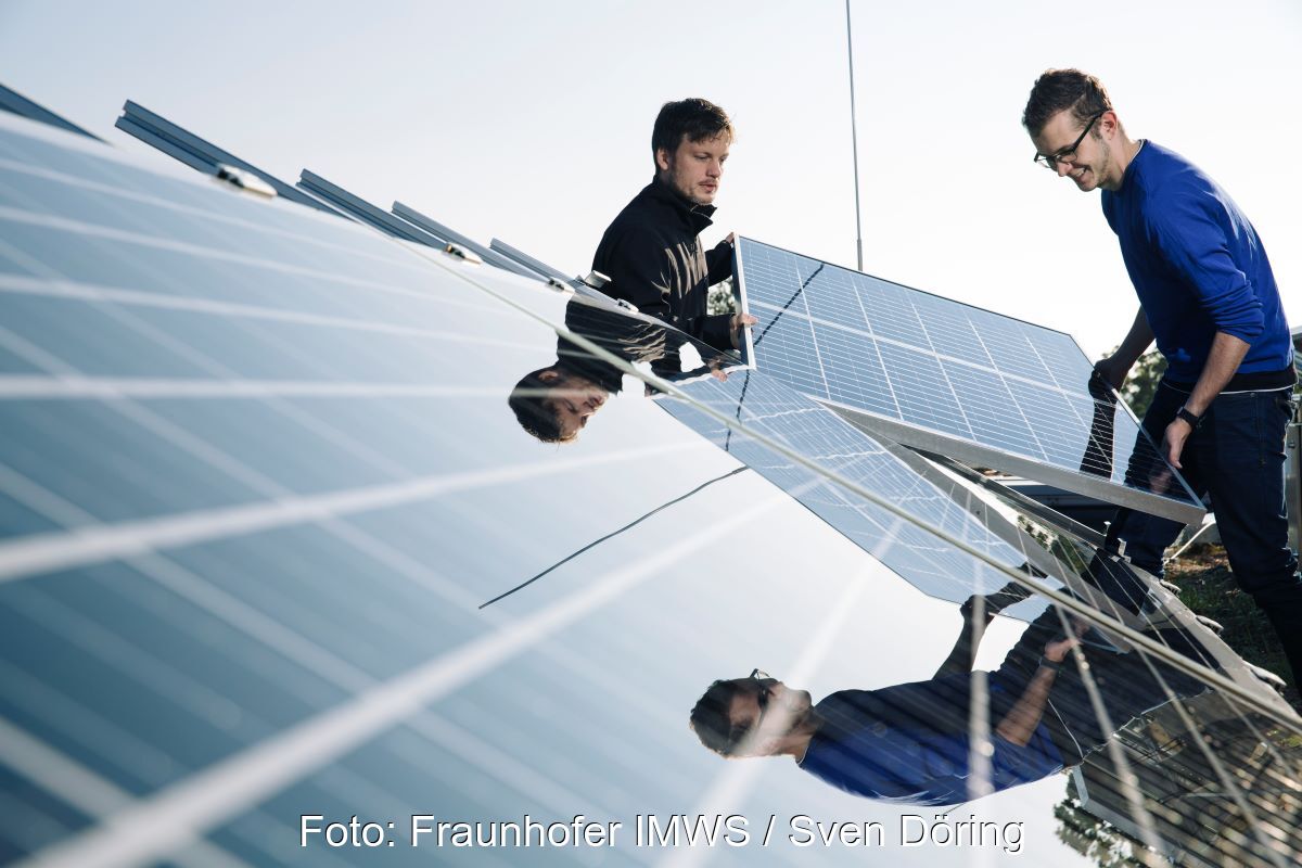 Zwei Männer montieren die Module einer PV-Anlage.