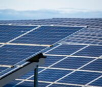 Detailansicht eines Modultisches in einer großen Photovoltaik-Freiflächenanlage