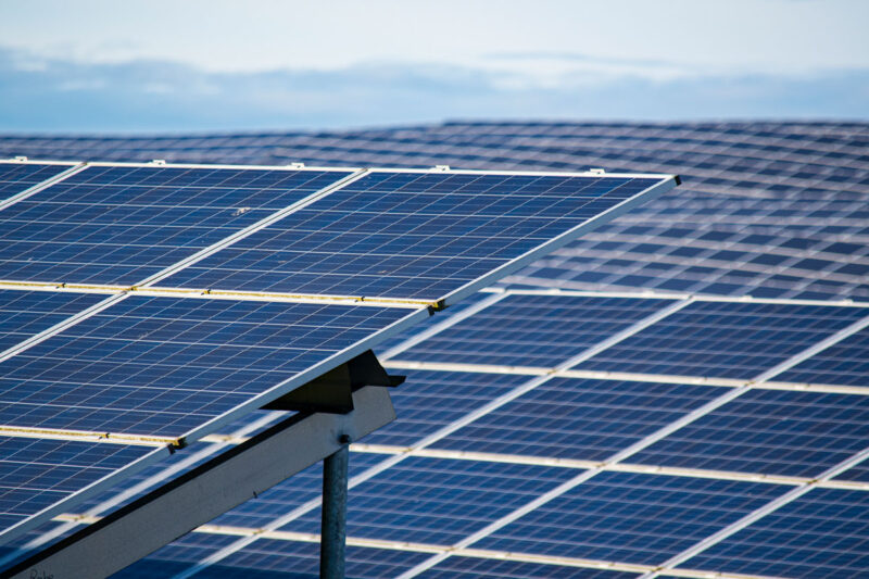 Detailansicht eines Modultisches in einer großen Photovoltaik-Freiflächenanlage