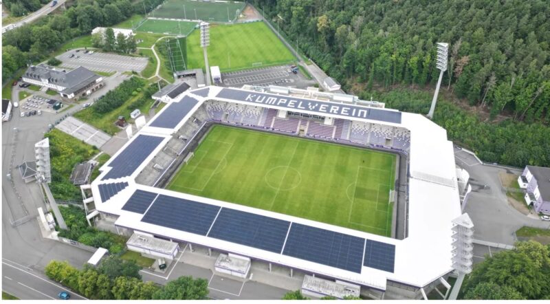 Im Bild das Dach des Stadions Aue, auf dem Clen Solar eine Photovoltaik-Anlage installiert hat.